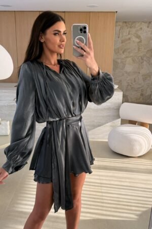 Paslaptinga mini atlasinė suknelė juoda ir sidabrinė