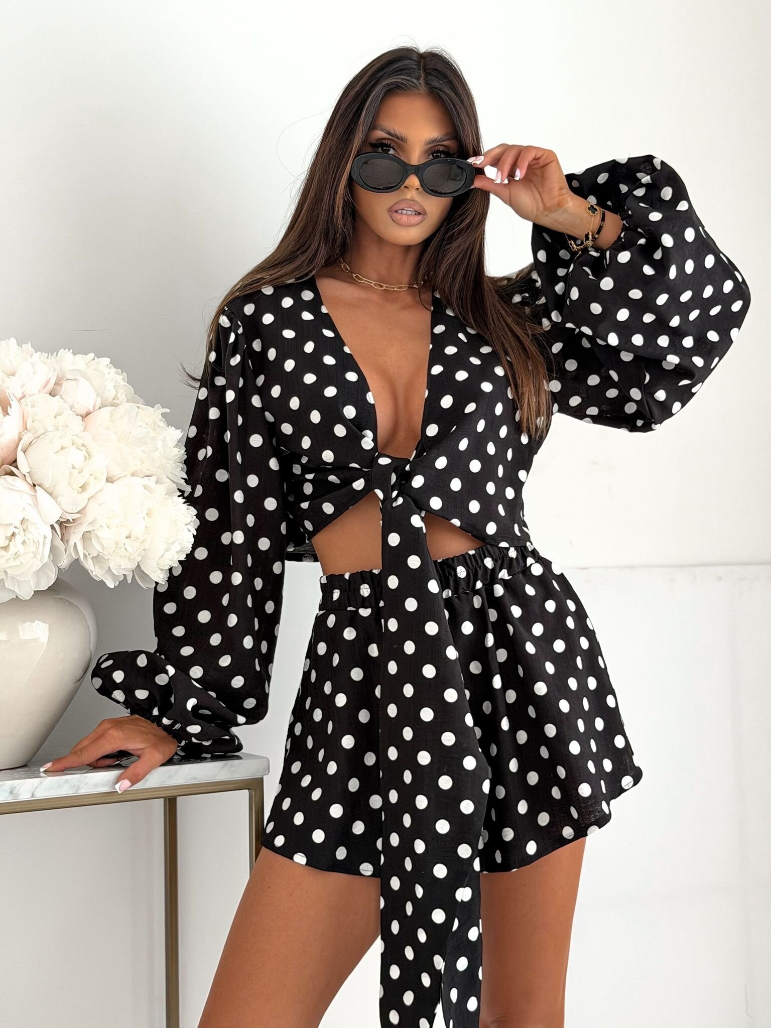 „Capri Chic“ 2 viename taškuotas lininis juodas komplektas